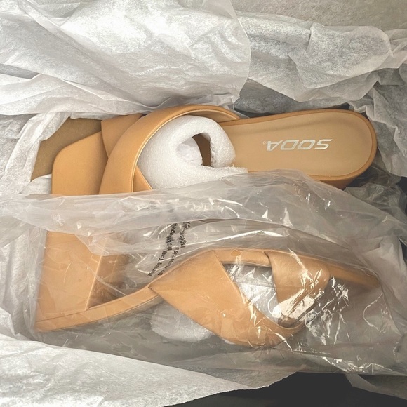 Twiggy Criss-Cross Sandals , Stacked Heel, Brand New in Box, Size 6.5, Tan - Picture 6 of 12